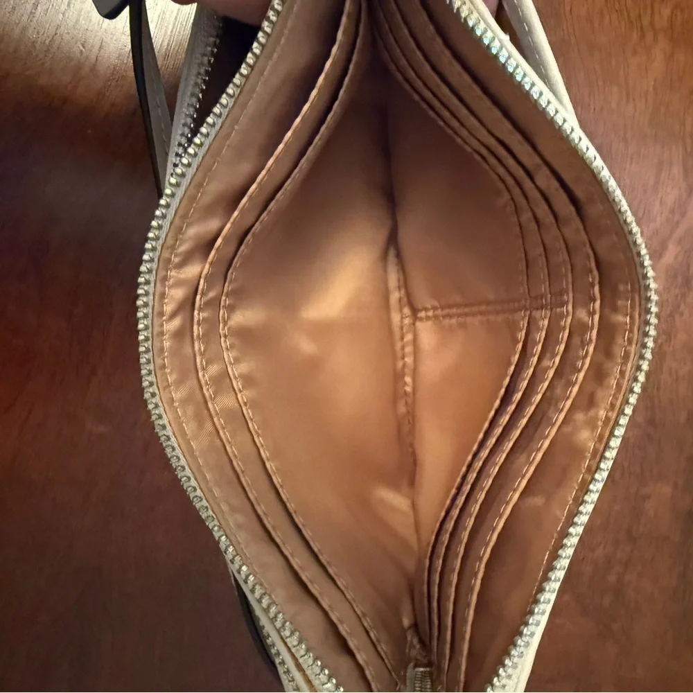 Coach Cream Leather Wristlet – Classic & Elegant